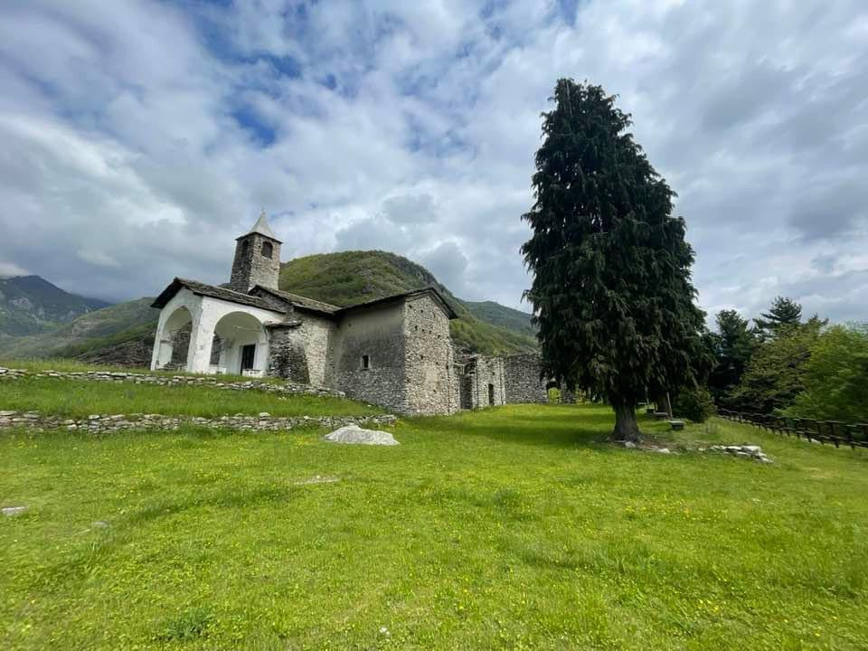 Cappella di Sparone in Valle di Ribordone, con portico, campanile in pietra e prato verde